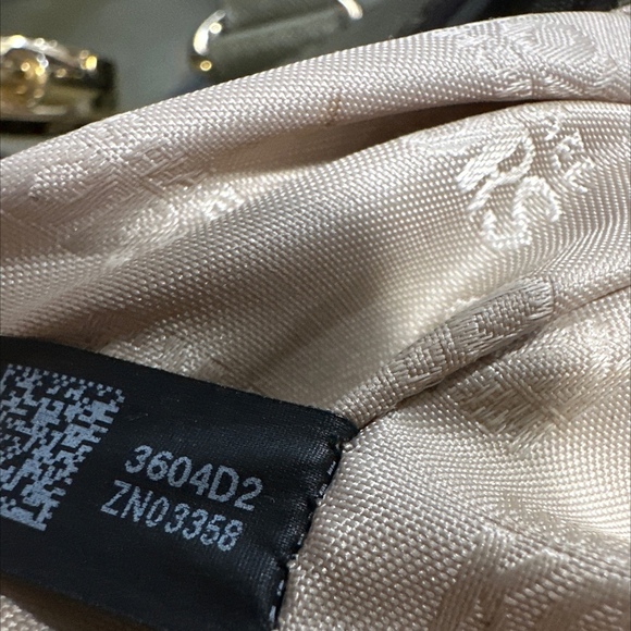 Michael Kors Tote Gold Hardware - Picture 9 of 11